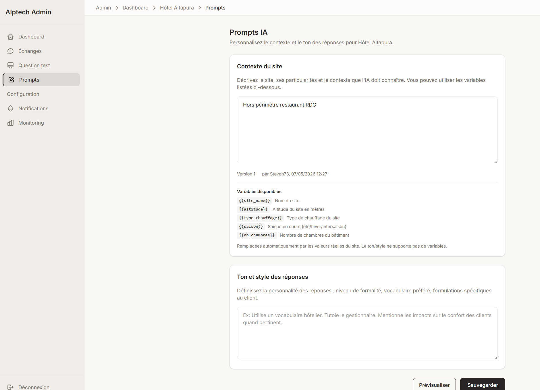 Configuration des prompts IA, contexte du site avec variables dynamiques et personnalisation du ton des réponses.